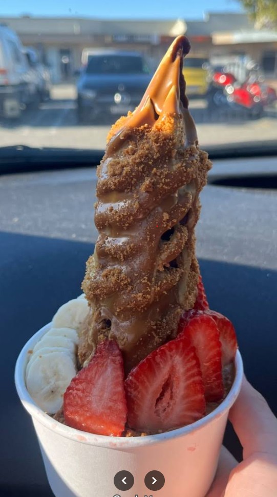 Tall Bueno açaí tower with strawberry
